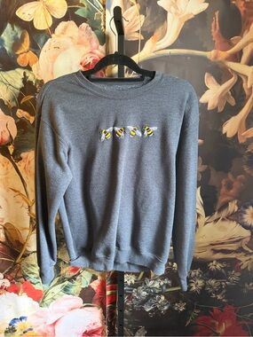 Unisex Small pepper gray sweatshirt with embroidered bees :)
